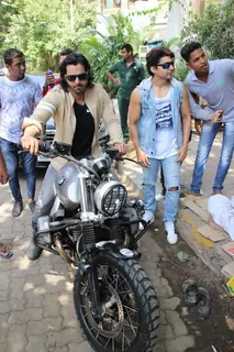 Paltan cast Arjun Rampal, Gurmeet Choudhary and others have a gala time over lunch in the city!