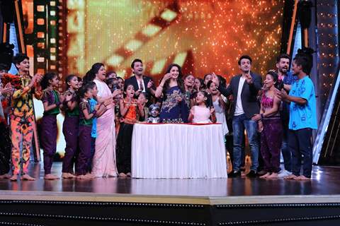 Pre- birthday celebrations for Madhuri Dixit on the sets of DID Li’l Masters!