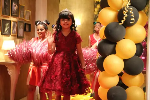 Myra Singh as Amyra in Kullfi Kumarr Bajewala