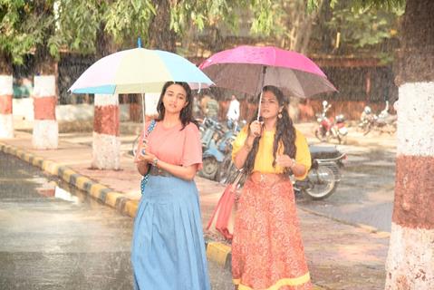 Naina and Preeti going to colege in Yeh Un Dinon Ki Baat Hai