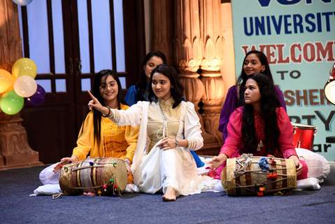 Naina (Ashi Singh), Preeti (Ayesha Kaduskar), Swati, Kamya enjoying fresher’s party in college.