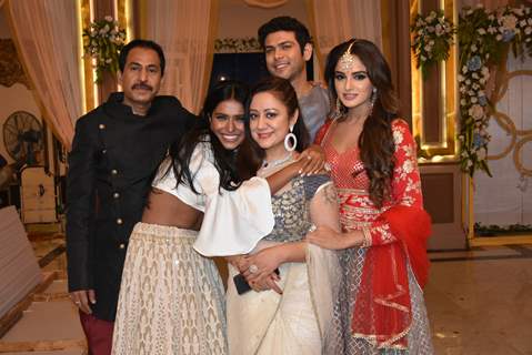 Family picture in Setu and Rohit's enegagement in Dil Hi Toh Hai