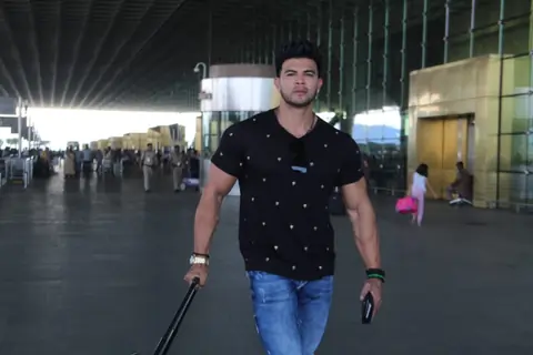 Celebs Snapped at Airport!