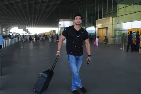 Celebs Snapped at Airport!