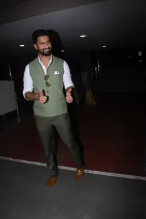 Celebs Snapped at Airport!