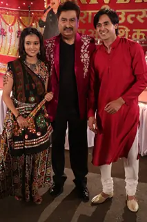 Kumar Sanu, Naina aka Ashi Singh & Sameer aka Randeep Rai from Yeh Un Dinon Ki Baat Hai
