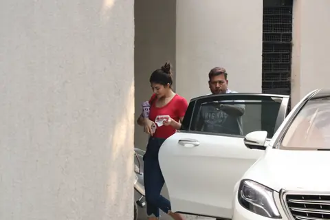 Jacqueline Fernandez snapped at Oshiwara