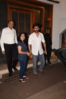 Kartik Aaryan's birthday bash with his family