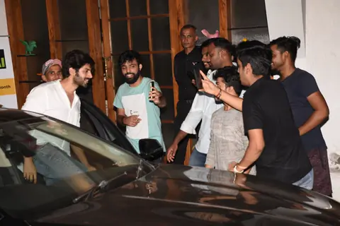 Kartik Aaryan's birthday bash with his family