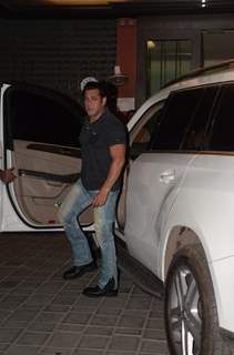 Salman spotted at Arpita's House in Bandra