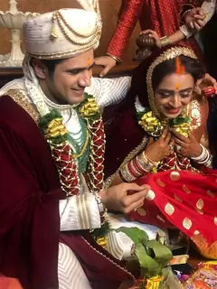 Chirag Thakkar putting sindoor on Parul Chauhan