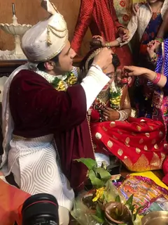 Chirag Thakkar putting sindoor on Parul Chauhan