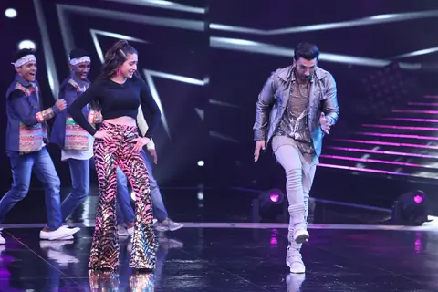 Ranveer Singh with Sara Ali Khan on the sets of Dance Plus 4