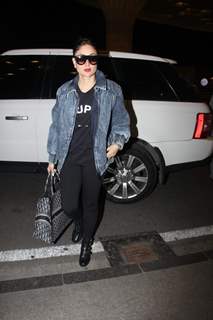 Kareena Kapoor snapped at Mumbai Airport