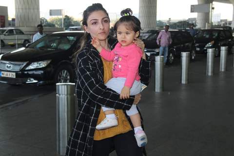 Soha Ali Khan and daughter Inaaya Khemu Snapped at the Airport