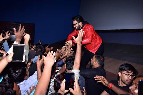 Ranveer Singh snapped with fans during  screenings of Simmba at Gaiety Theatre, Bandra