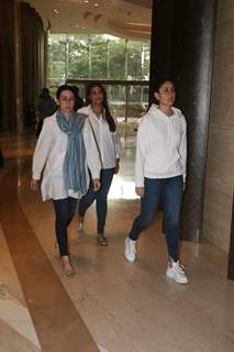 Karishma and Kareena Kapoor at Vikram Phadnis mother's prayer meet