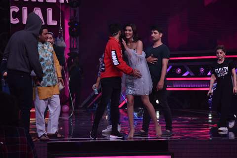 Kriti Sanon visit the sets of Super Dancer 3!