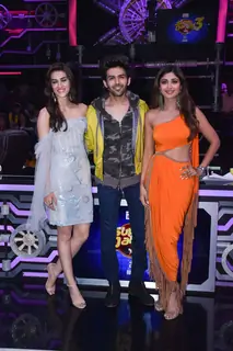 Kriti Sanon and Kartik Aaryan papped at the sets of Super Dancer 3!