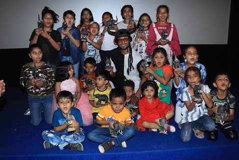 Cast of Junglee enjoy a gala time at promotions with children!