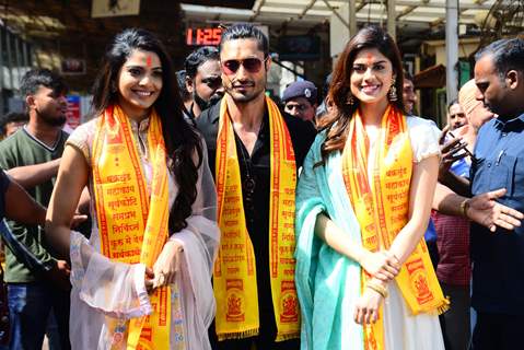 Cast of Junglee visit Sidhivinayak temple to receive blessings from Bappa!