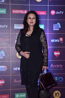 Poonam Dhillon grace the REEL Awards with their appearance!