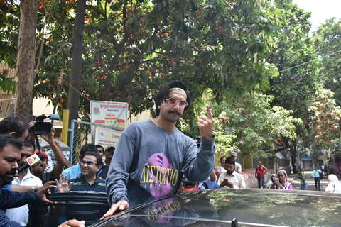 Ranveer Singh casts his Vote!