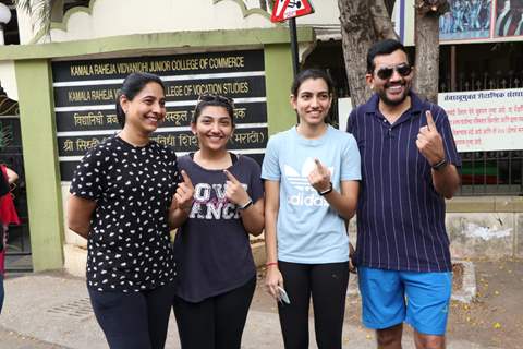 Celebrity Chef Sanjeev Kapoor along with family casts his vote!