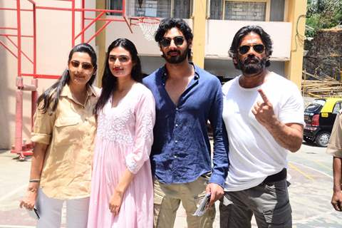 Sunil Shetty and family cast their vote!