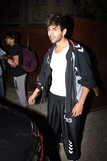 Kartik Aaryan snapped after the wrap up of day's schedule for Love Aaj Kal 2! 