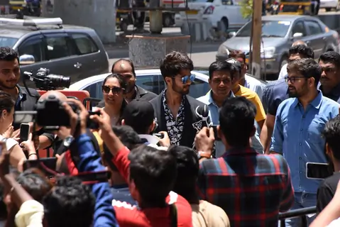 Shahid Kapoor snapped with the paparazzi at the promotions of Kabir Singh