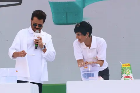 Anil Kapoor and Mandira Bedi sharing a light moment at the largest laundry lesson by Ariel