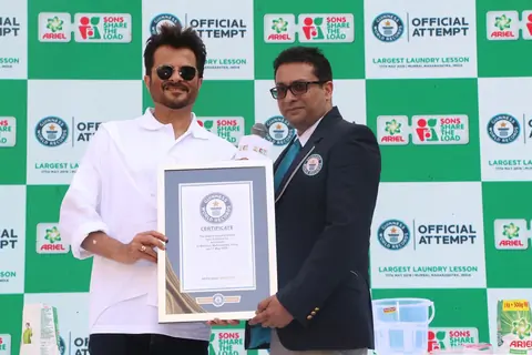 Anil Kapoor with Rishi Nath- adjucator, Guinness World Record announcing the achievement of  record of Ariel_s largest laundry lesson