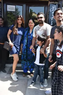 Shilpa Shetty snapped with family!