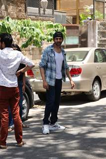 Kartik Aaryan snapped at the sets of Love Aaj Kal 2 