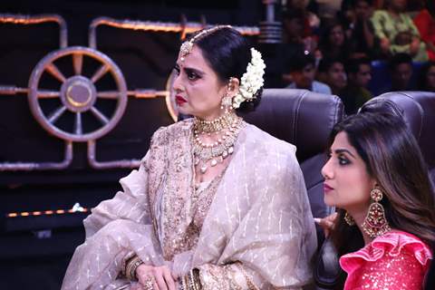 Rekha and Shilpa snapped in a candid moment!