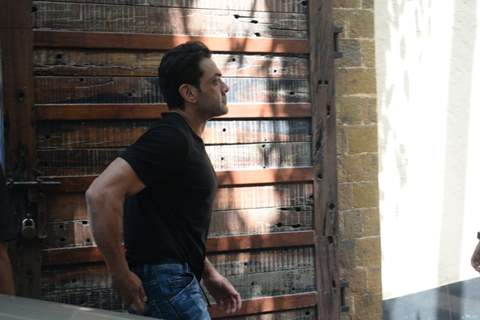 Bobby Deol pay's his last respects to Veeru Devgan