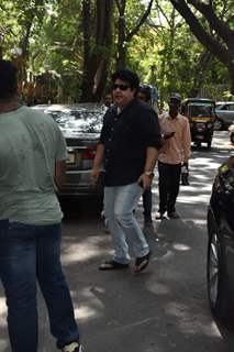 Sajid Khan pay's his last respects to Veeru Devgan