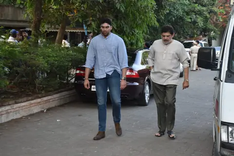 Nikitin Dheer and father Pankaj Dheer pay their last respects to Veeru Devgan