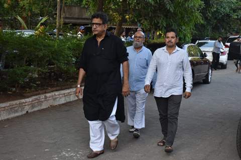 Celebrity pay's his last respects to Veeru Devgan