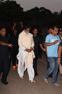 Amitabh Bachchan pay's his last respects to Veeru Devgan