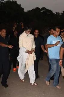 Amitabh Bachchan pay's his last respects to Veeru Devgan