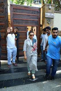 Rani Mukerji pay's her last respects to Veeru Devgan