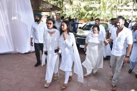 Ajay Devgan with family at Veeru Devgan prayer meet 