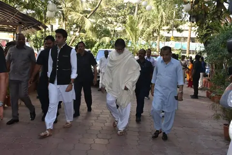 Abhishek and Amitabh Bachchan at Veeru Devgan prayer meet 