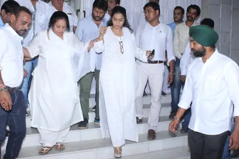 Veena Devgan and Kajol Devgan at Veeru Devgan prayer meet 