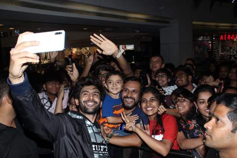 Kartik Aaryan selfie moment with the fans at the launch of MUFTI’s latest collection