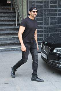 Kartik Aaryan snapped outside his gym