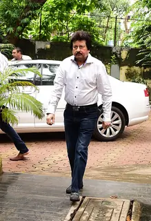 Celebrities at Anup Jhalota mother's funeral!