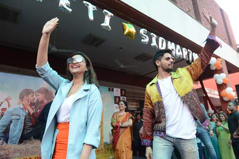 Sidharth Malhotra and Parineeti Chopra at the promotions of Jabariya Jodi